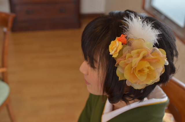 成人式の振袖には生花の髪飾りを 花の髪飾りの相場と具体的な予約方法